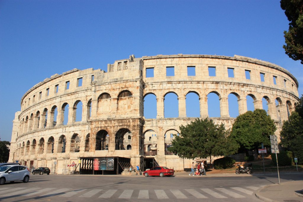 Hier sieht man ein Bild vom Amphitheater in Pula.